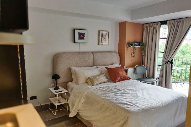 Dormitorio principal con cama king size y decoración boutique