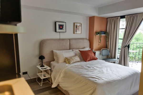 Dormitorio principal con cama king size y decoración boutique