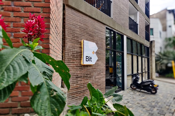 Entrada al edificio Bit con diseño industrial en ladrillo