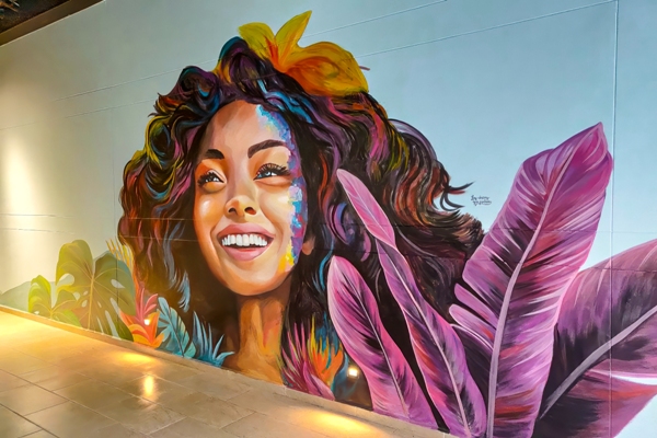 Mural artístico colorido en el pasillo del edificio