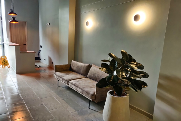 Lobby y área de recepción con mobiliario moderno