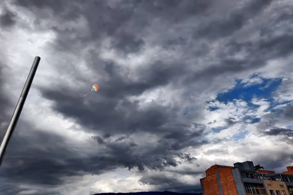 Cometa volando sobre el cielo de Medellín desde el edificio