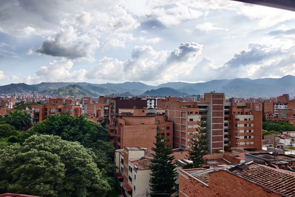 Vista panorámica de Laureles con las montañas de fondo
