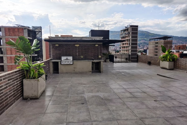 Terraza social en el rooftop con área de BBQ