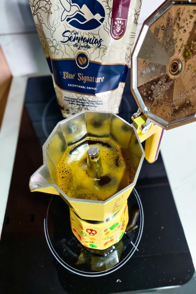 Preparación de café de especialidad con cafetera italiana