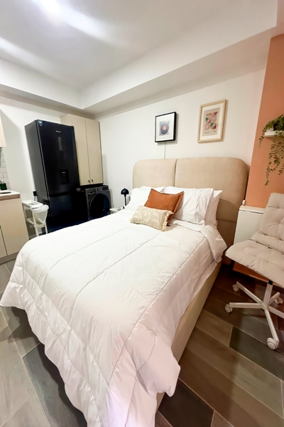 Vista general del loft integrando cama y área de trabajo