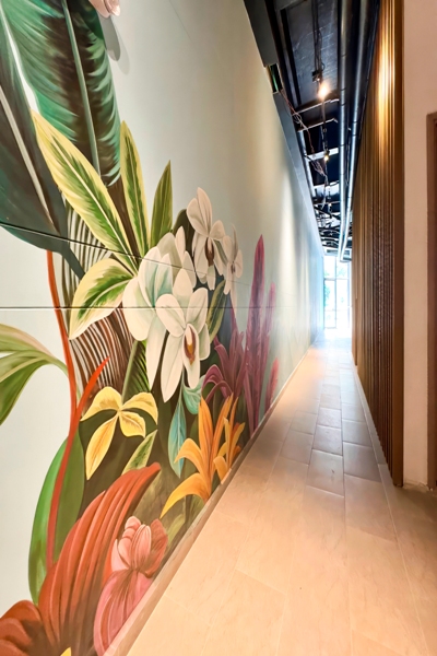 Mural botánico detallado en las zonas comunes