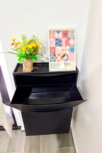 Mueble organizador con arte geométrico y flores