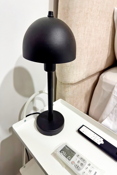 Detalle de lámpara y control remoto de TV