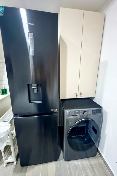 Nevera de gran capacidad y zona de lavandería compacta