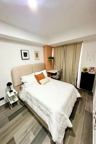 Vista lateral del loft con luz natural del balcón