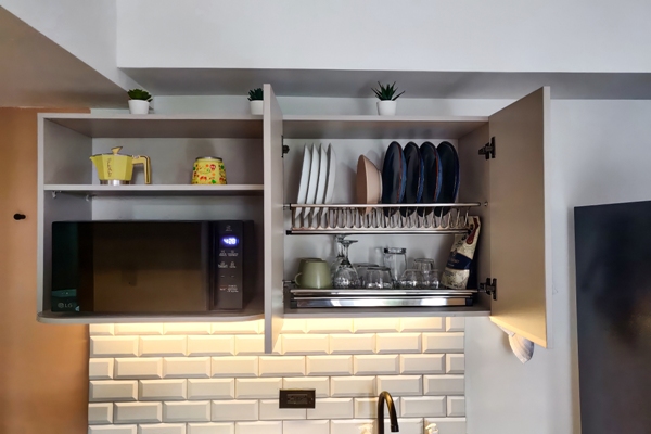 Vajilla y menaje completo en los gabinetes de cocina