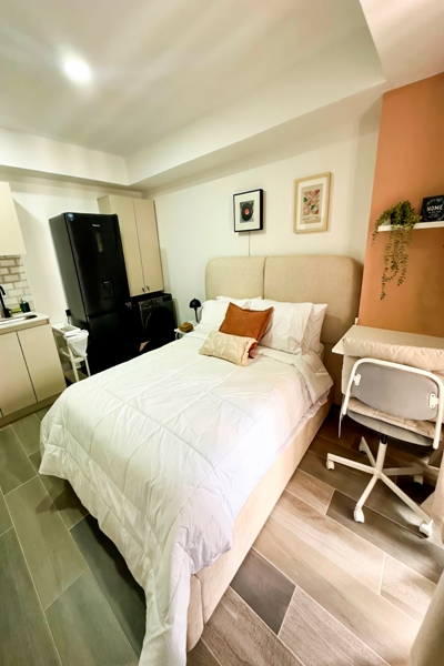 Espacio de trabajo dedicado con silla ergonómica