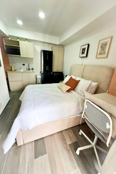 Área de estudio compacta y bien iluminada