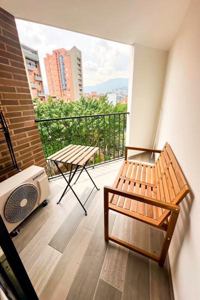 Mobiliario de balcón y unidad de aire acondicionado