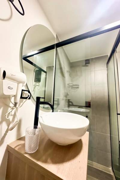 Baño moderno con lavabo de diseño y espejo circular