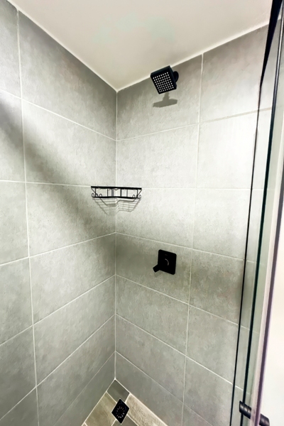 Ducha moderna con grifería negra mate