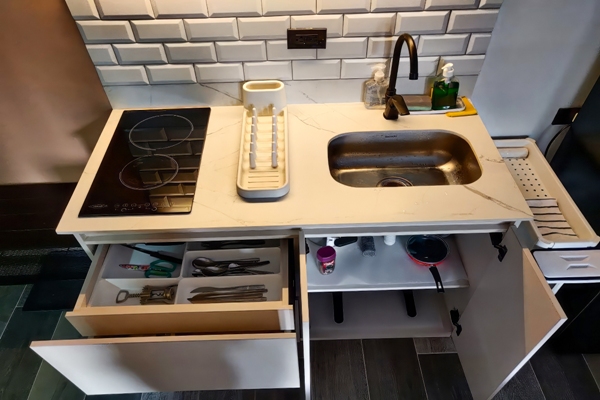 Kitchenette funcional con estufa de inducción y fregadero