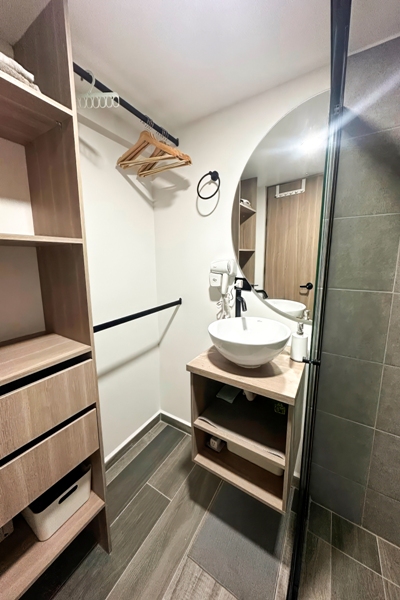 Vestidor abierto con estanterías y zona de colgado