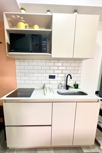 Cocina equipada con microondas y almacenamiento