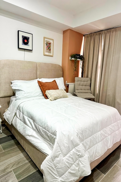 Perspectiva del dormitorio con luz natural suave