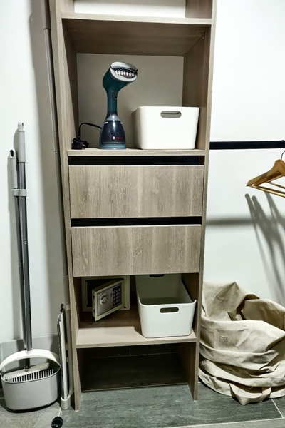 Vestidor organizado con caja fuerte y cestas