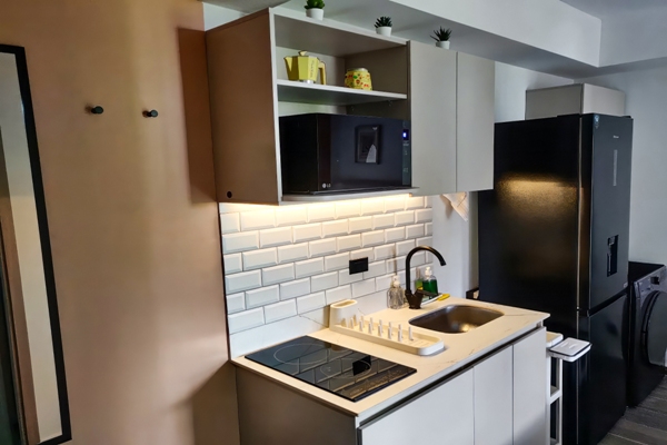 Cocina minimalista vista desde ángulo lateral