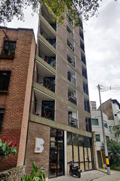 Fachada del edificio Bit con balcones modernos