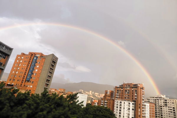 Doble arcoíris sobre los edificios de Medellín